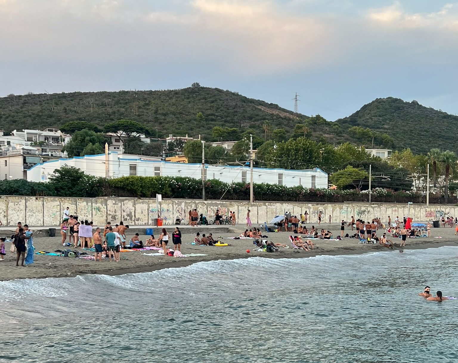 POZZUOLI/ Spiagge vietate da ordinanza sindacale, ma in centinaia prendono d’assalto Lucrino e Arco Felice per i falò