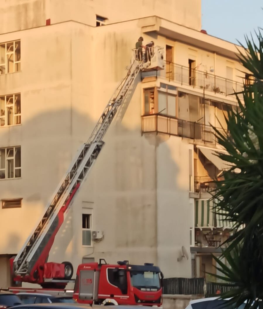 POZZUOLI/ Dramma a Monterusciello: uomo si lancia dal quarto piano di una palazzina