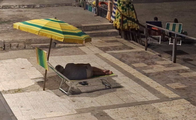La crisi senza fine degli sfollati costretti a dormire sul lungomare di via Napoli