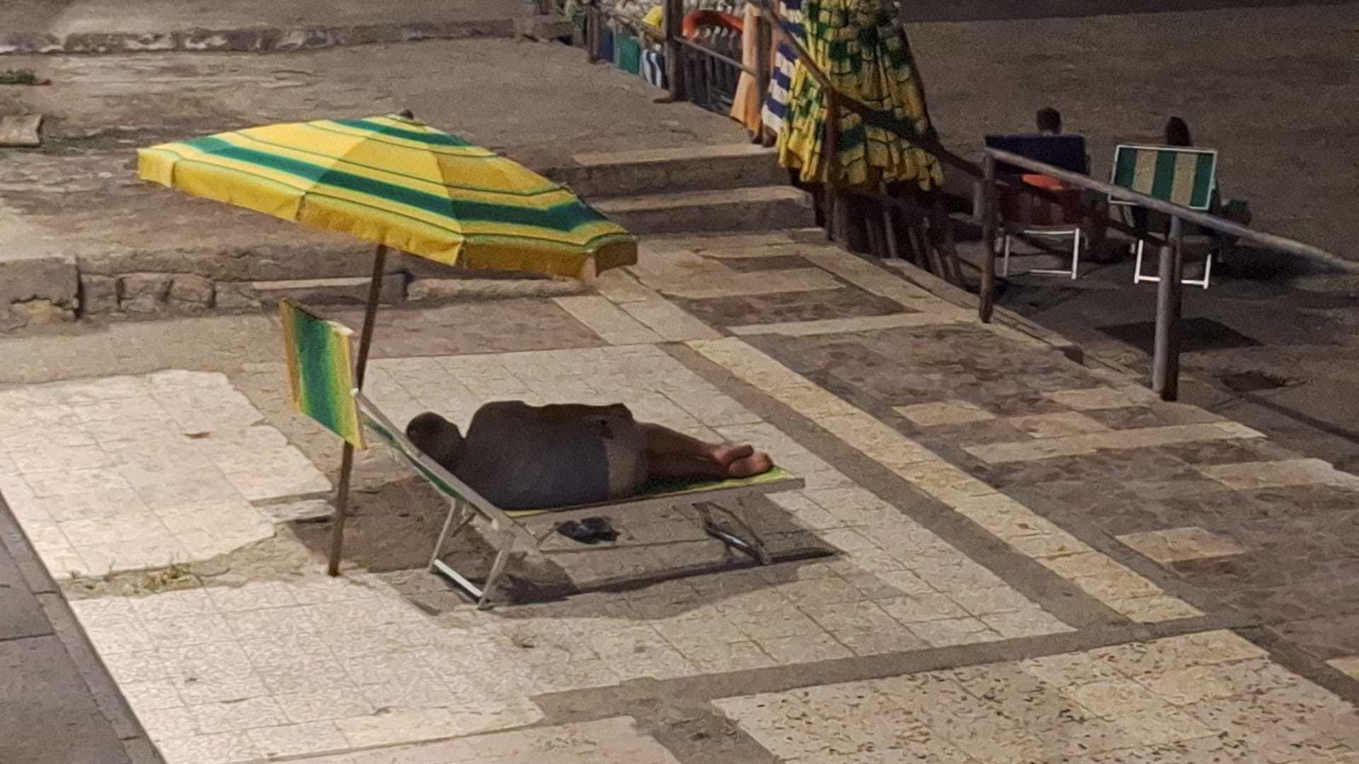 La crisi senza fine degli sfollati costretti a dormire sul lungomare di via Napoli