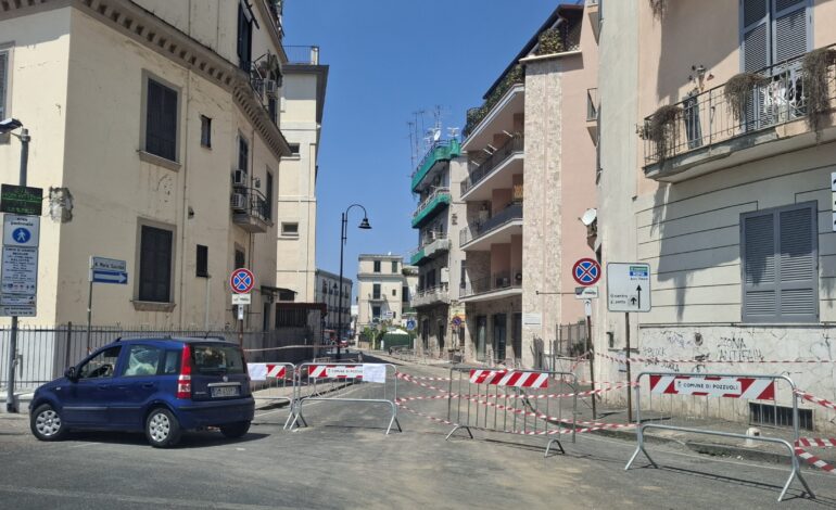 Due strade chiuse a Pozzuoli, 230 le richieste di intervento negli edifici