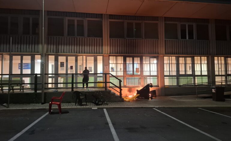 «Nessuno vuole affittarci le case» sfollati di Pozzuoli incendiano i cassonetti davanti al Palatrincone – LE FOTO