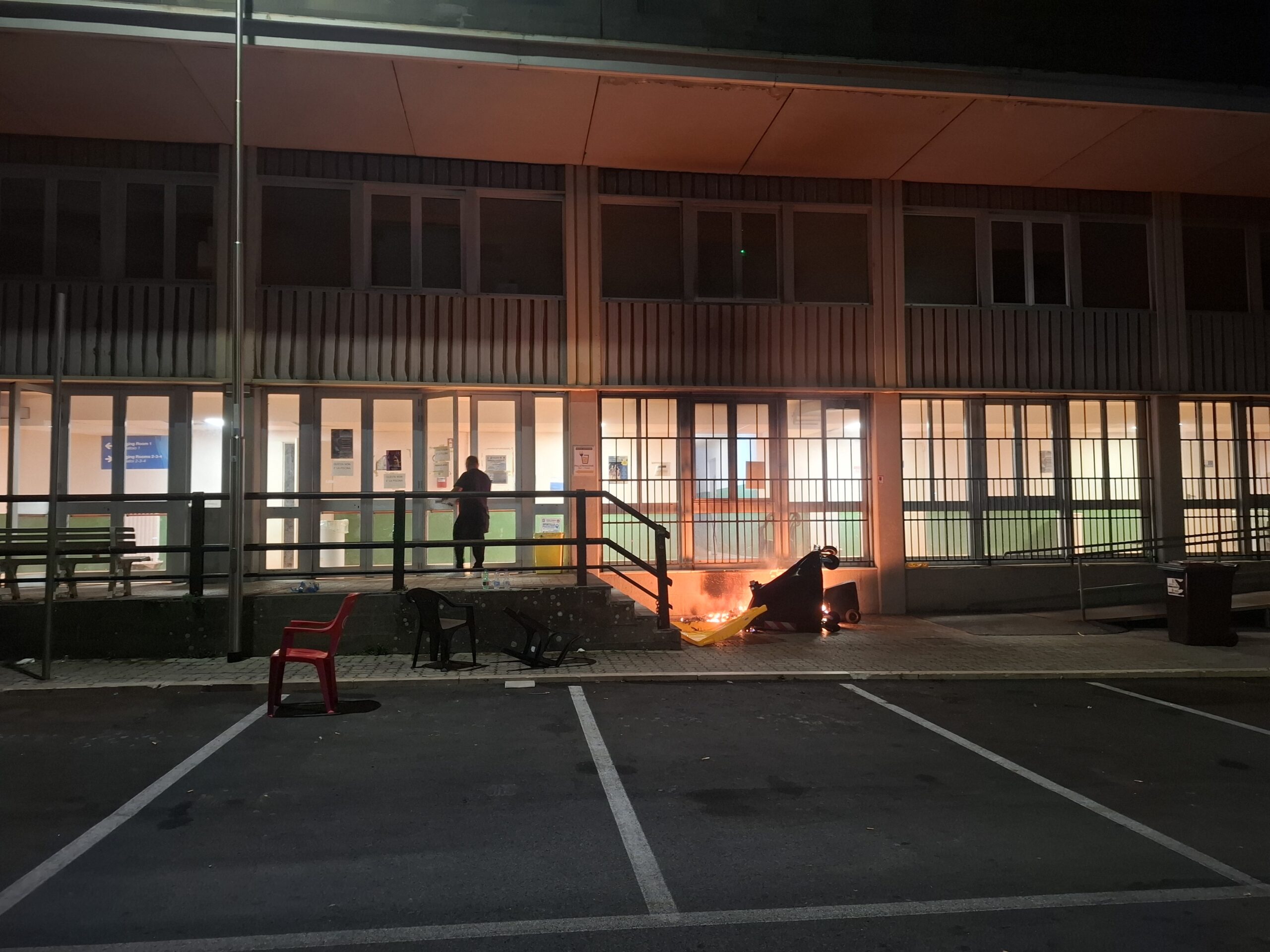 «Nessuno vuole affittarci le case» sfollati di Pozzuoli incendiano i cassonetti davanti al Palatrincone – LE FOTO
