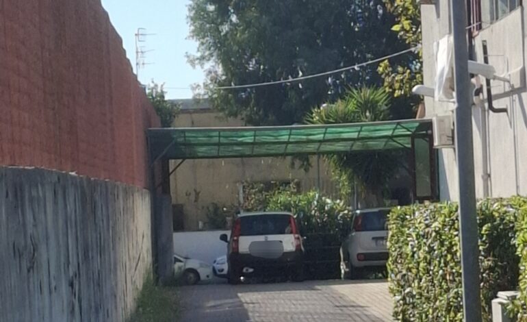 POZZUOLI/ Cavo elettrico volante sulla testa dei bambini a scuola: genitori preoccupati – LE FOTO