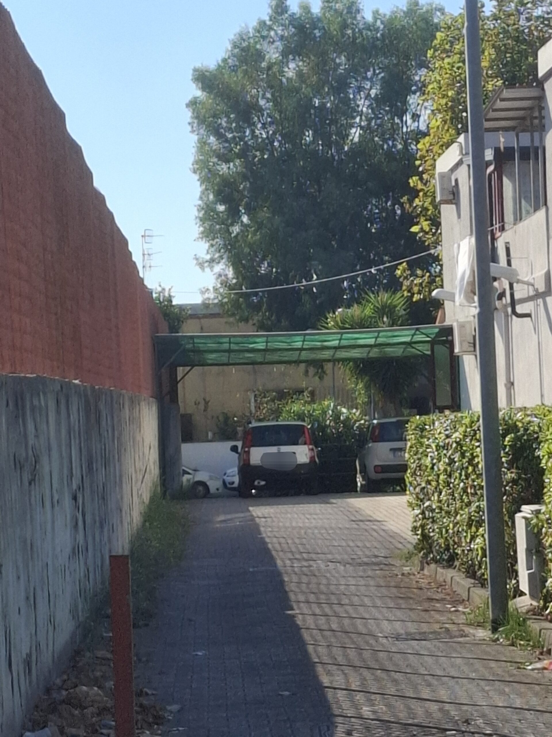 POZZUOLI/ Cavo elettrico volante sulla testa dei bambini a scuola: genitori preoccupati – LE FOTO