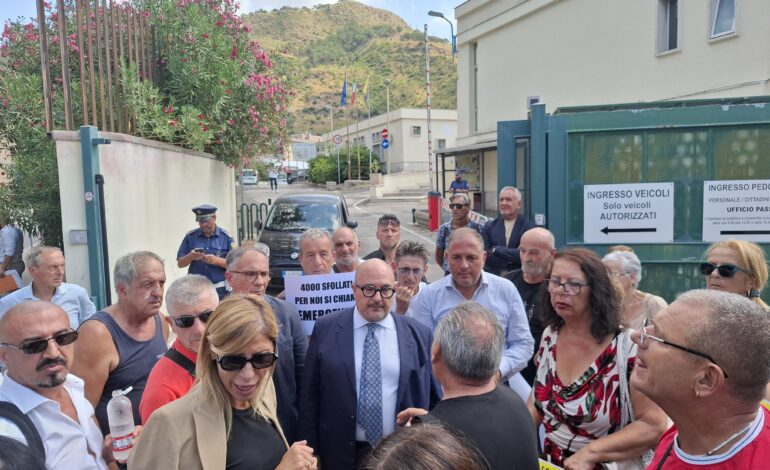 Sfollati e consiglieri regionali davanti al comune di Pozzuoli “Vogliamo lo stato di emergenza”