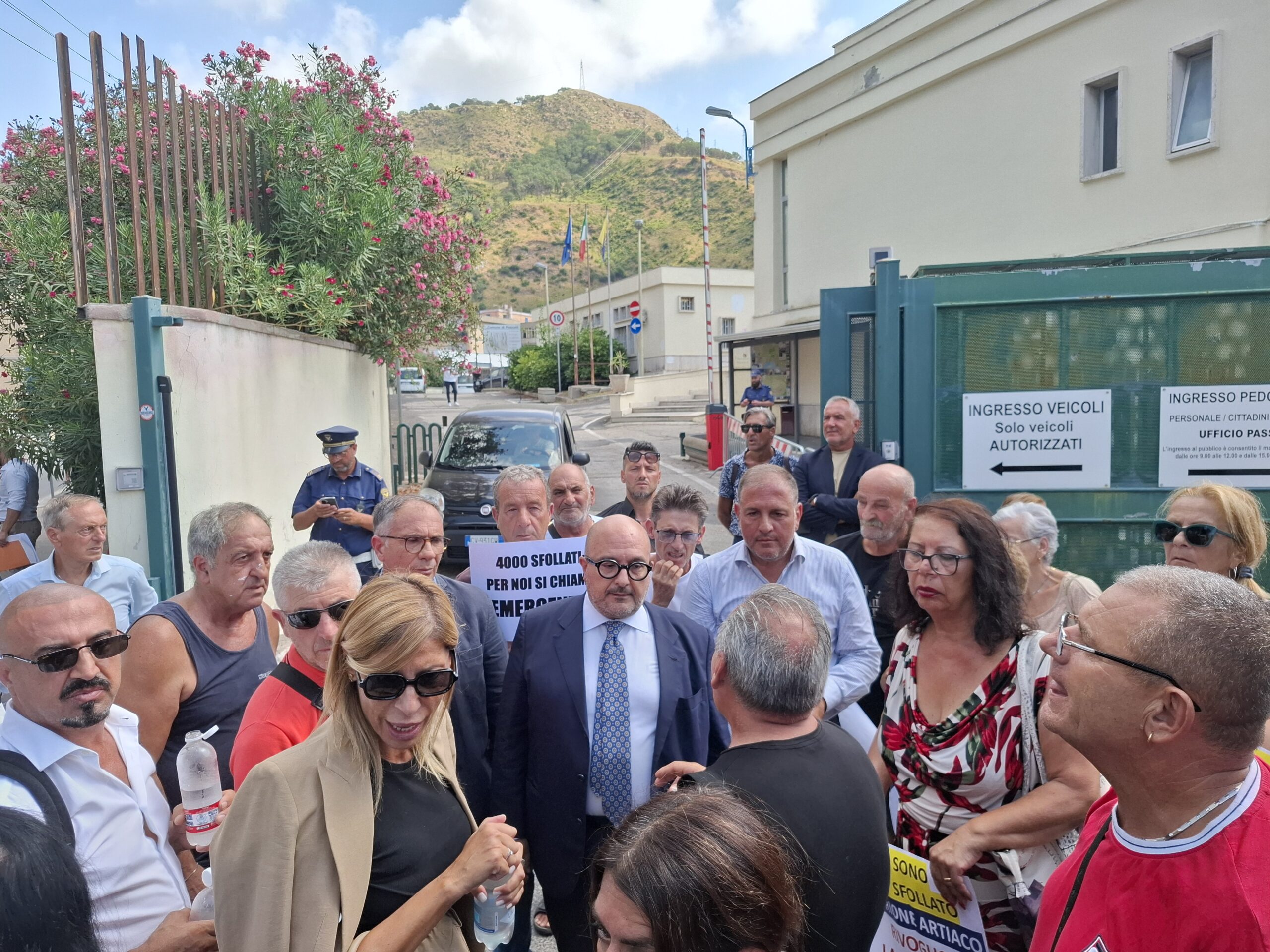 Sfollati e consiglieri regionali davanti al comune di Pozzuoli “Vogliamo lo stato di emergenza”