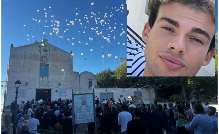 BACOLI/ Lacrime e dolore ai funerali di Alessio, operatore sanitario ucciso a 25 anni da un infarto