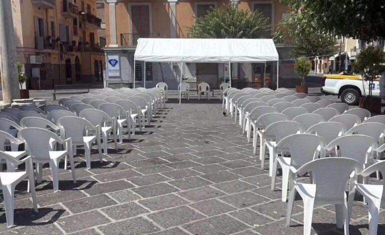 Rubate e danneggiate le sedie della chiesa all’aperto nella piazza di Pozzuoli
