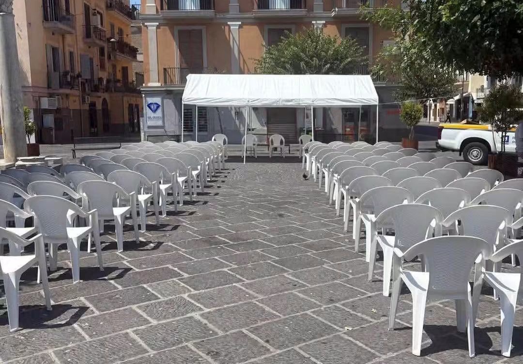 Rubate e danneggiate le sedie della chiesa all’aperto nella piazza di Pozzuoli