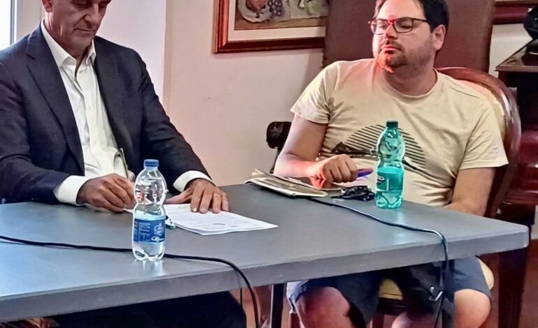 Vicesindaco di Bacoli va in bermuda alla conferenza stampa
