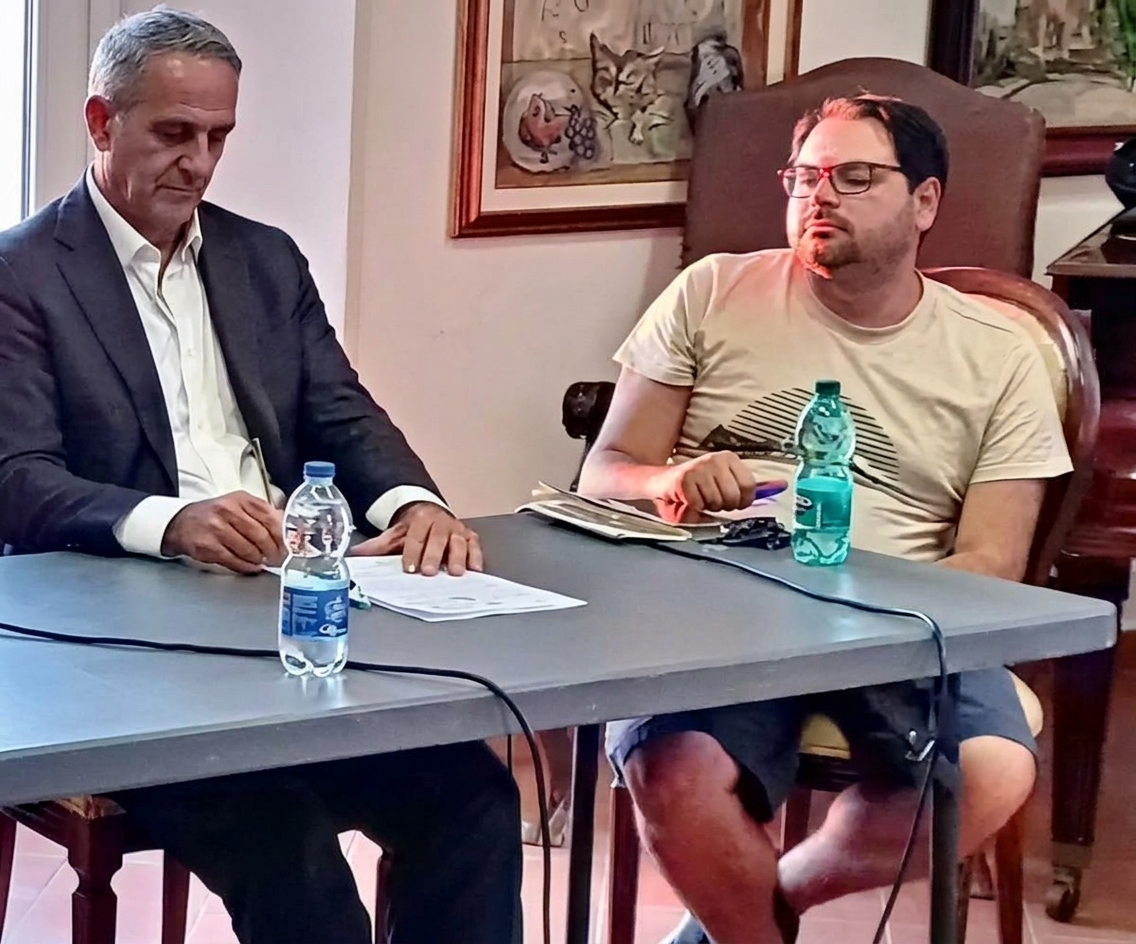 Vicesindaco di Bacoli va in bermuda alla conferenza stampa