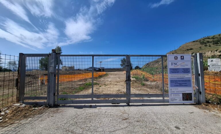 POZZUOLI/ Hub di via Artiaco ancora chiuso: consigliere di maggioranza attacca tutti «Stanno ancora a pulire da 2 anni»