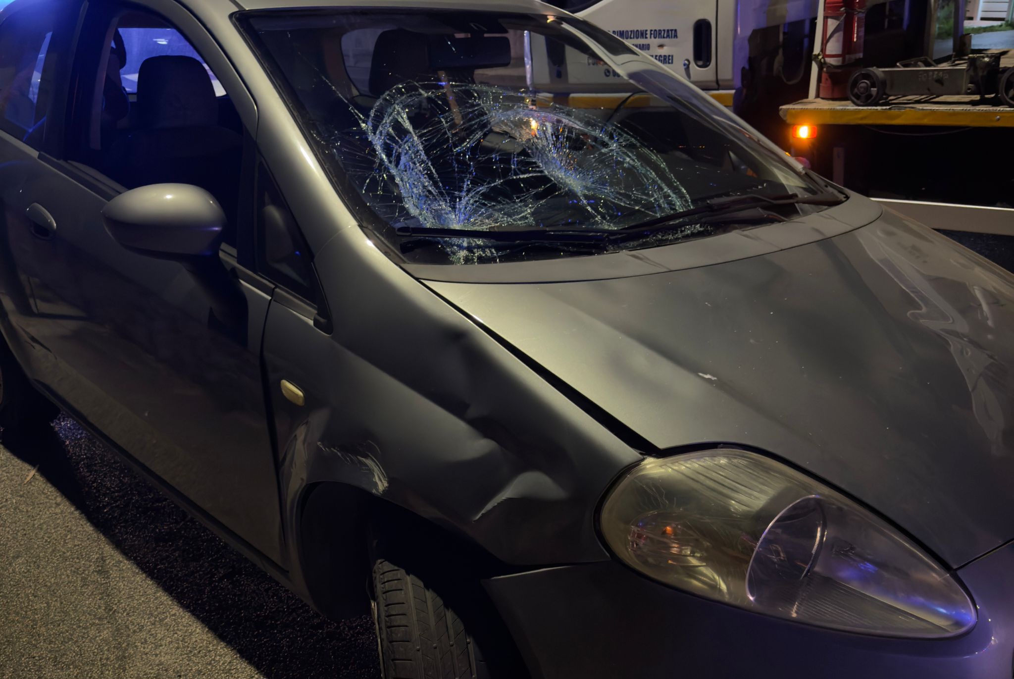 Follia a Pozzuoli: automobilista investe coppia di fidanzati per gelosia