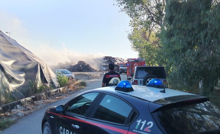 Incendio al centro di stocaggio rifiuti a Giugliano