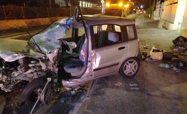 Spaventoso incidente a Pozzuoli: automobilista in prognosi riservata – LE FOTO