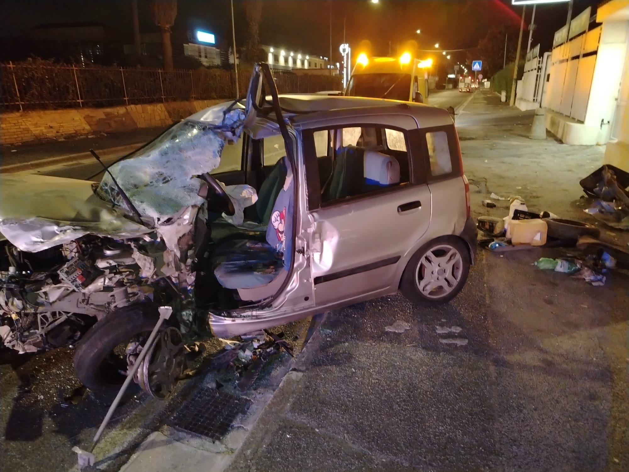 Spaventoso incidente a Pozzuoli: automobilista in prognosi riservata – LE FOTO