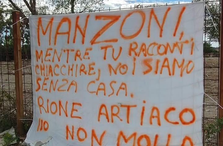 A Pozzuoli striscione contro il sindaco «Tu racconti chiacchiere, noi senza casa»