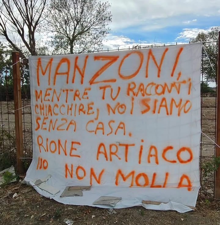 A Pozzuoli striscione contro il sindaco «Tu racconti chiacchiere, noi senza casa»