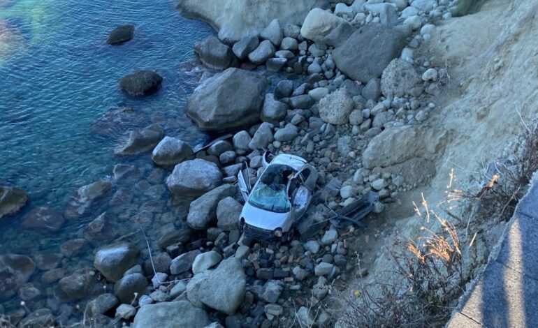 Rubano un’auto e volano giù su una scogliera: due ladri in gravi condizioni