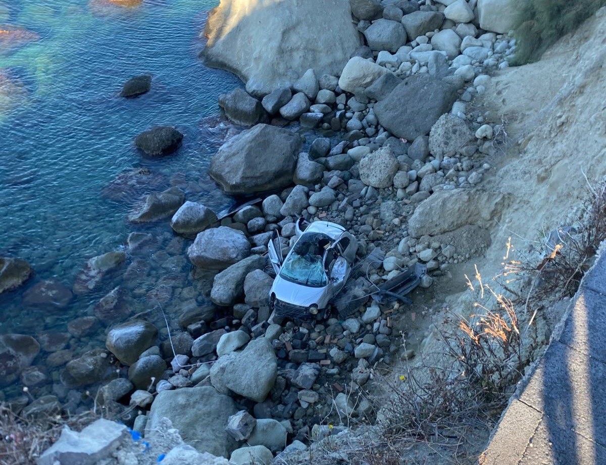 Rubano un’auto e volano giù su una scogliera: due ladri in gravi condizioni