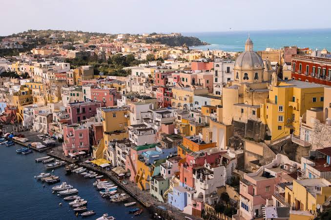 Droga spedita via posta a Procida: arrestati due pusher