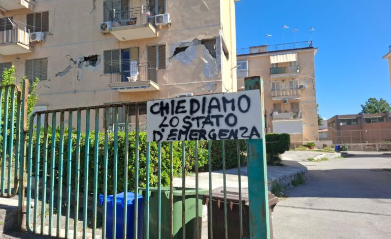 Da due mesi senza casa: gli sfollati di Pozzuoli manifestano davanti alla sede dell’ACER