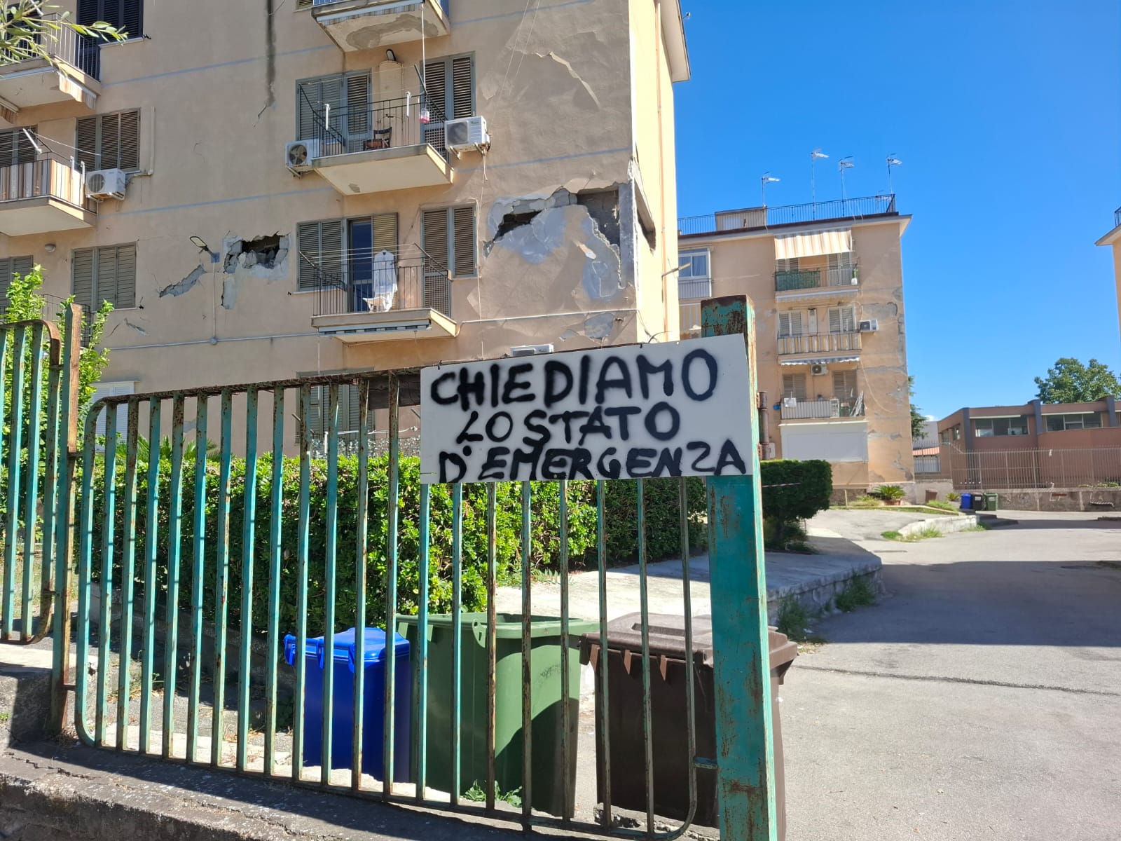 Da due mesi senza casa: gli sfollati di Pozzuoli manifestano davanti alla sede dell’ACER