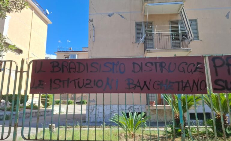 «Basta soldi ai grandi eventi: priorità alle necessità dei cittadini» i giovani Verdi e di Sinistra a sostegno degli sfollati di Pozzuoli