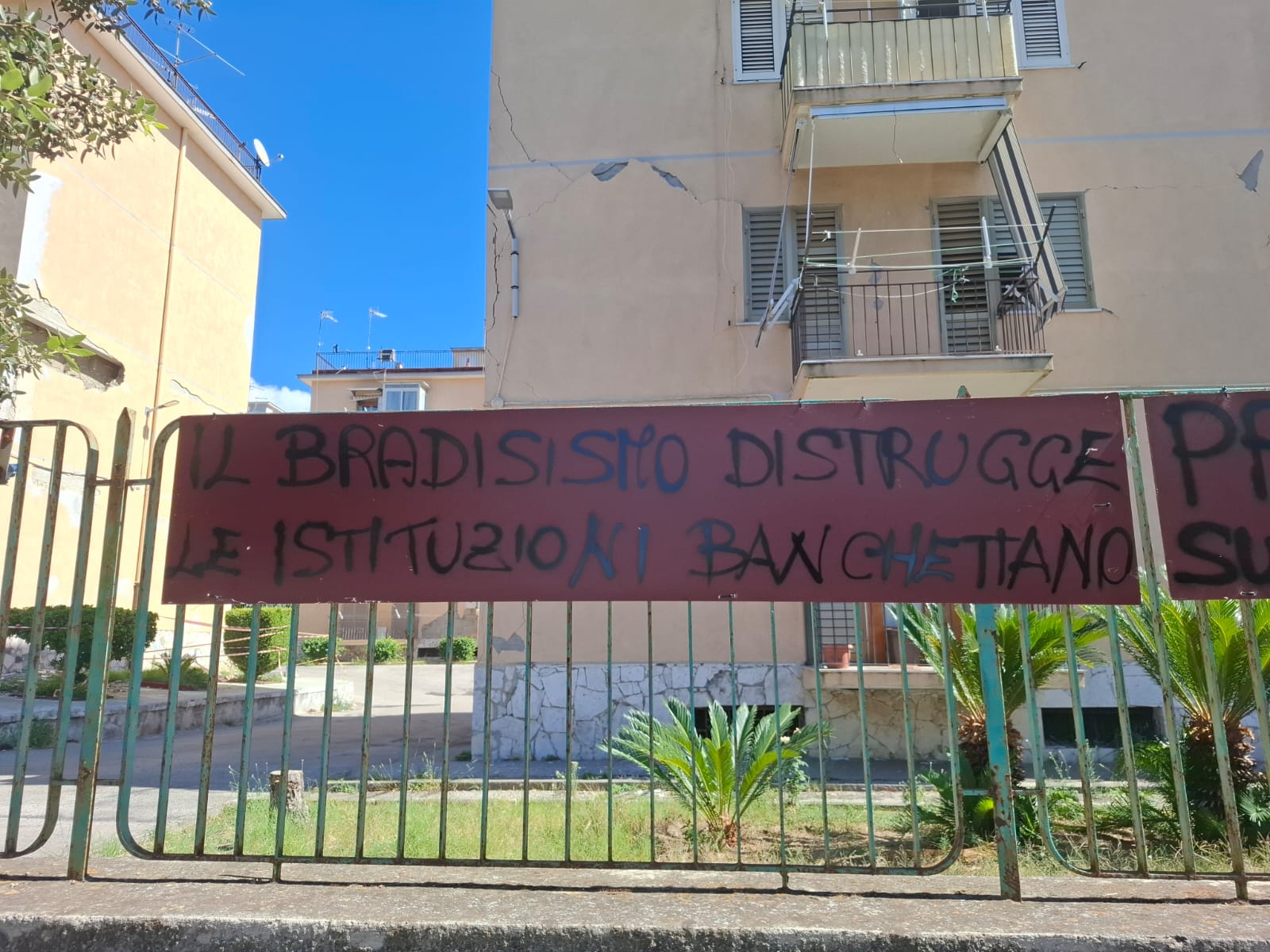 «Basta soldi ai grandi eventi: priorità alle necessità dei cittadini» i giovani Verdi e di Sinistra a sostegno degli sfollati di Pozzuoli