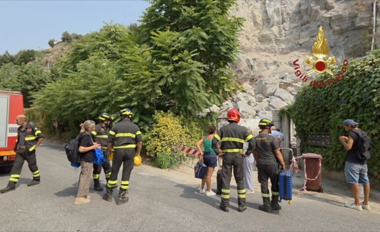 Bradisismo, a Pozzuoli proseguono senza sosta i controlli dei vigili del fuoco