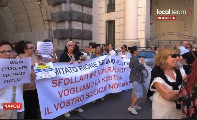 «Basta chiacchiere vogliamo certezze» protesta degli sfollati di Pozzuoli a Napoli