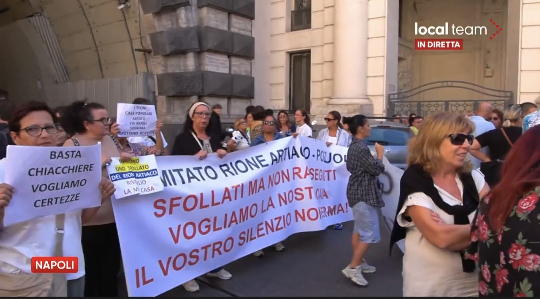 «Basta chiacchiere vogliamo certezze» protesta degli sfollati di Pozzuoli a Napoli