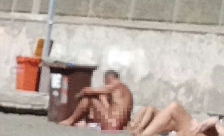 POZZUOLI/ Nudo sulla spiaggia libera di Lucrino: fermato e denunciato dai carabinieri – LA FOTO