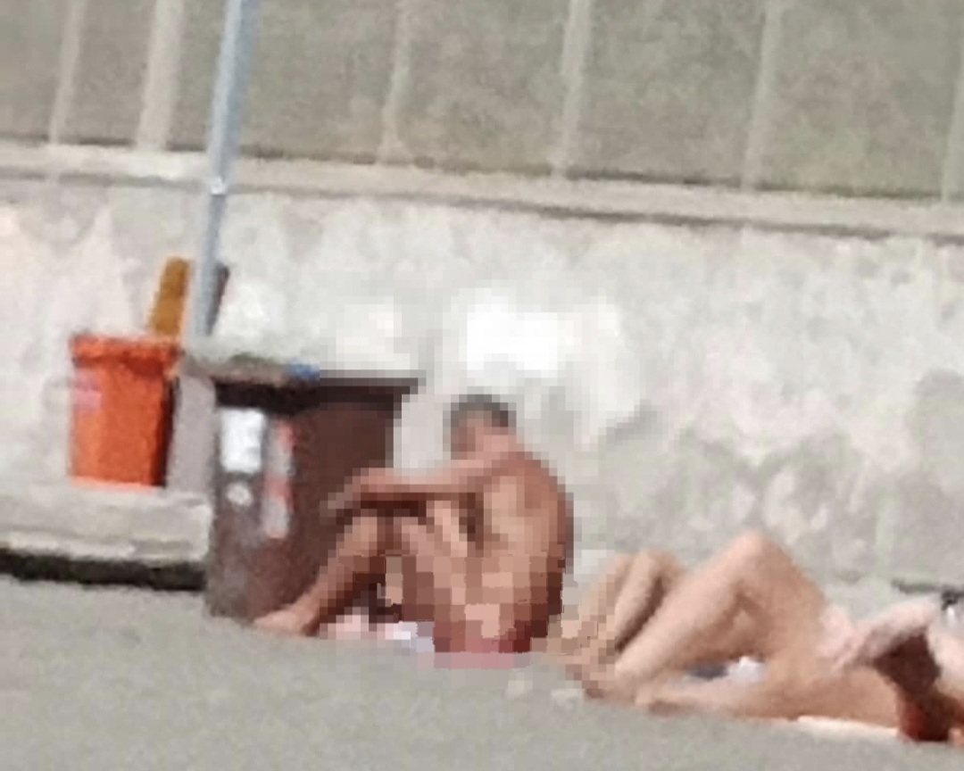 POZZUOLI/ Nudo sulla spiaggia libera di Lucrino: fermato e denunciato dai carabinieri – LA FOTO