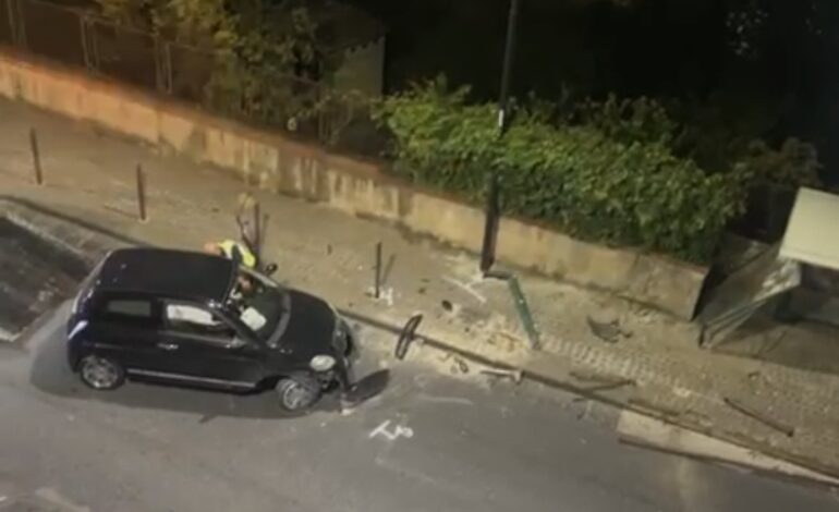 Paura a Pozzuoli: perde il controllo dell’auto e si schianta contro la pensilina dei bus