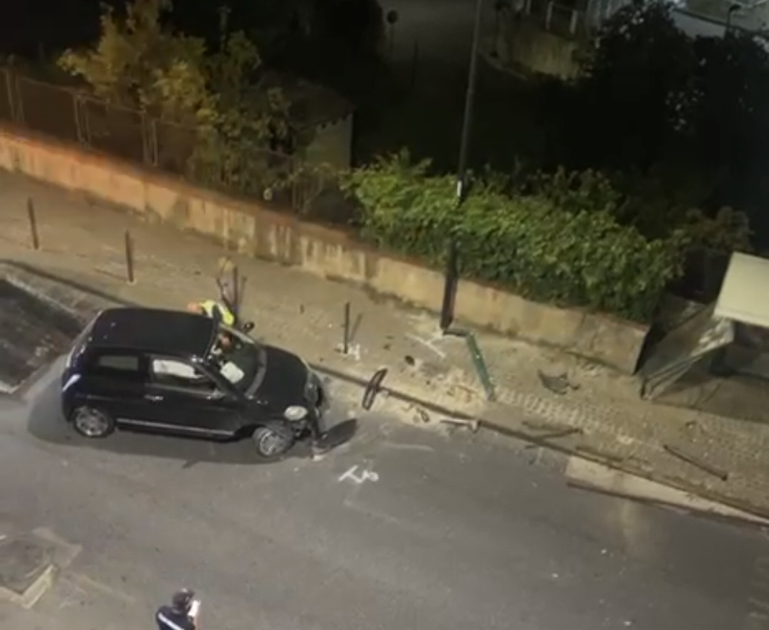 Paura a Pozzuoli: perde il controllo dell’auto e si schianta contro la pensilina dei bus