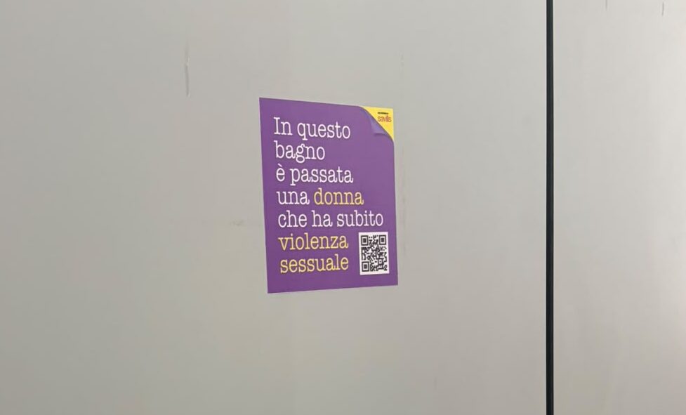 «In questo bagno è passata una donna che ha subito violenza sessuale»: messaggi choc al “Quarto Nuovo”, ma è una campagna di sensibilizzazione