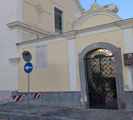 Fabbricato sgomberato a Pozzuoli per chiesa pericolante, famiglie contro la Diocesi: «Nessun intervento di messa in sicurezza»