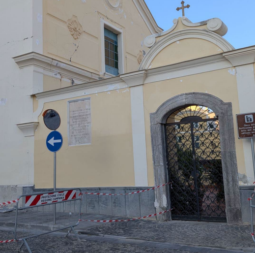 Fabbricato sgomberato a Pozzuoli per chiesa pericolante, famiglie contro la Diocesi: «Nessun intervento di messa in sicurezza»