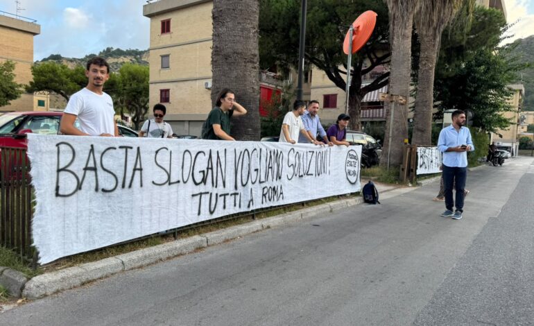 Bradisismo, striscioni davanti al Consiglio comunale di Pozzuoli: «Basta slogan, vogliamo soluzioni: tutti a Roma» – LE FOTO