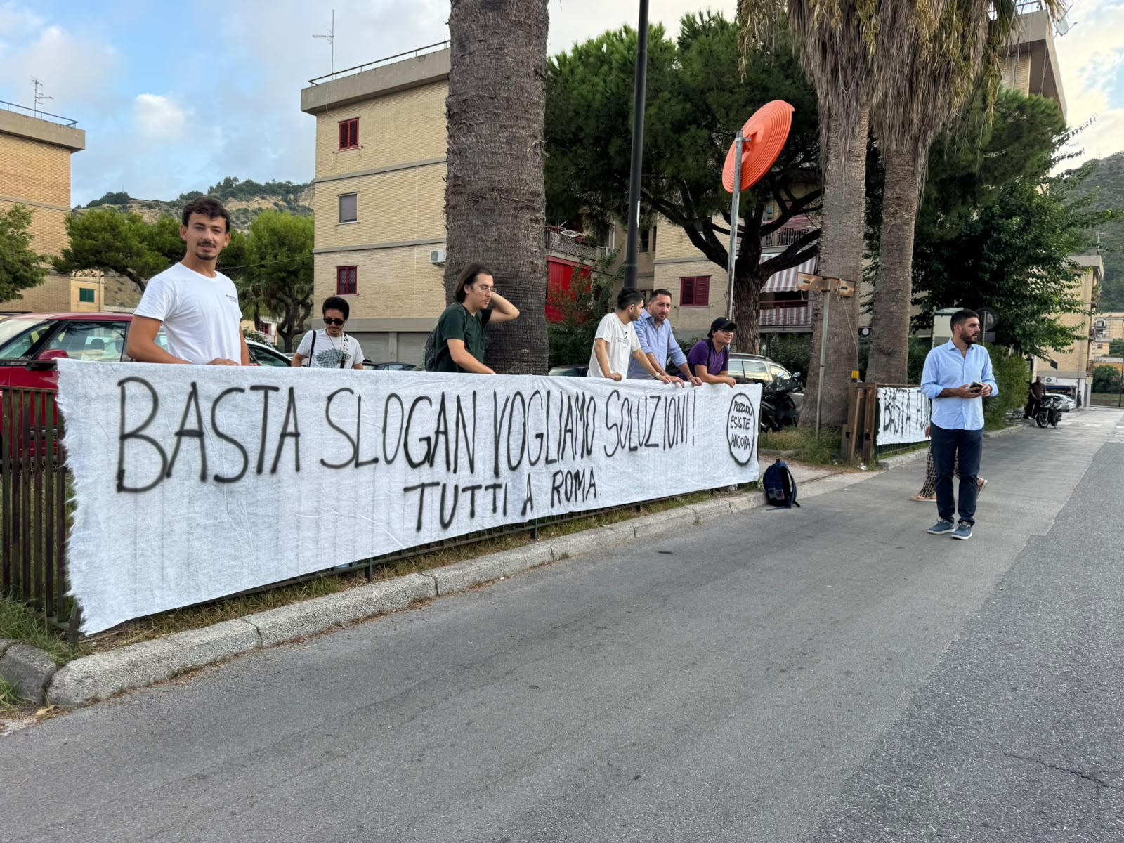 Bradisismo, striscioni davanti al Consiglio comunale di Pozzuoli: «Basta slogan, vogliamo soluzioni: tutti a Roma» – LE FOTO