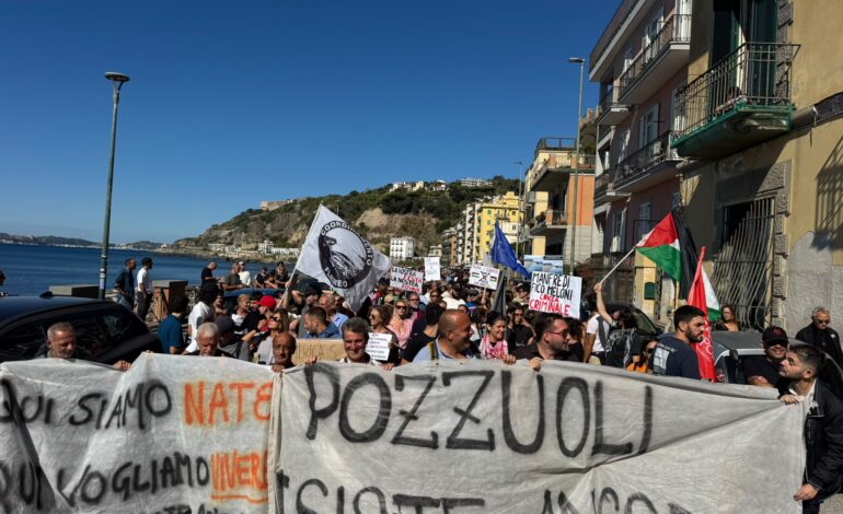 «No alla delocalizzazione di Pozzuoli» in centinaia in corteo a Bagnoli – LE FOTO