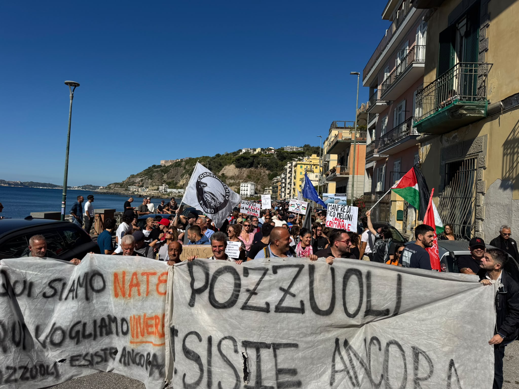 «No alla delocalizzazione di Pozzuoli» in centinaia in corteo a Bagnoli – LE FOTO