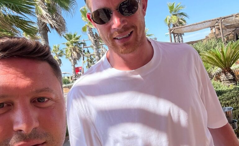 Kevin De Bruyne, relax in riva al mare al Playa Luna di Varcaturo – LE FOTO