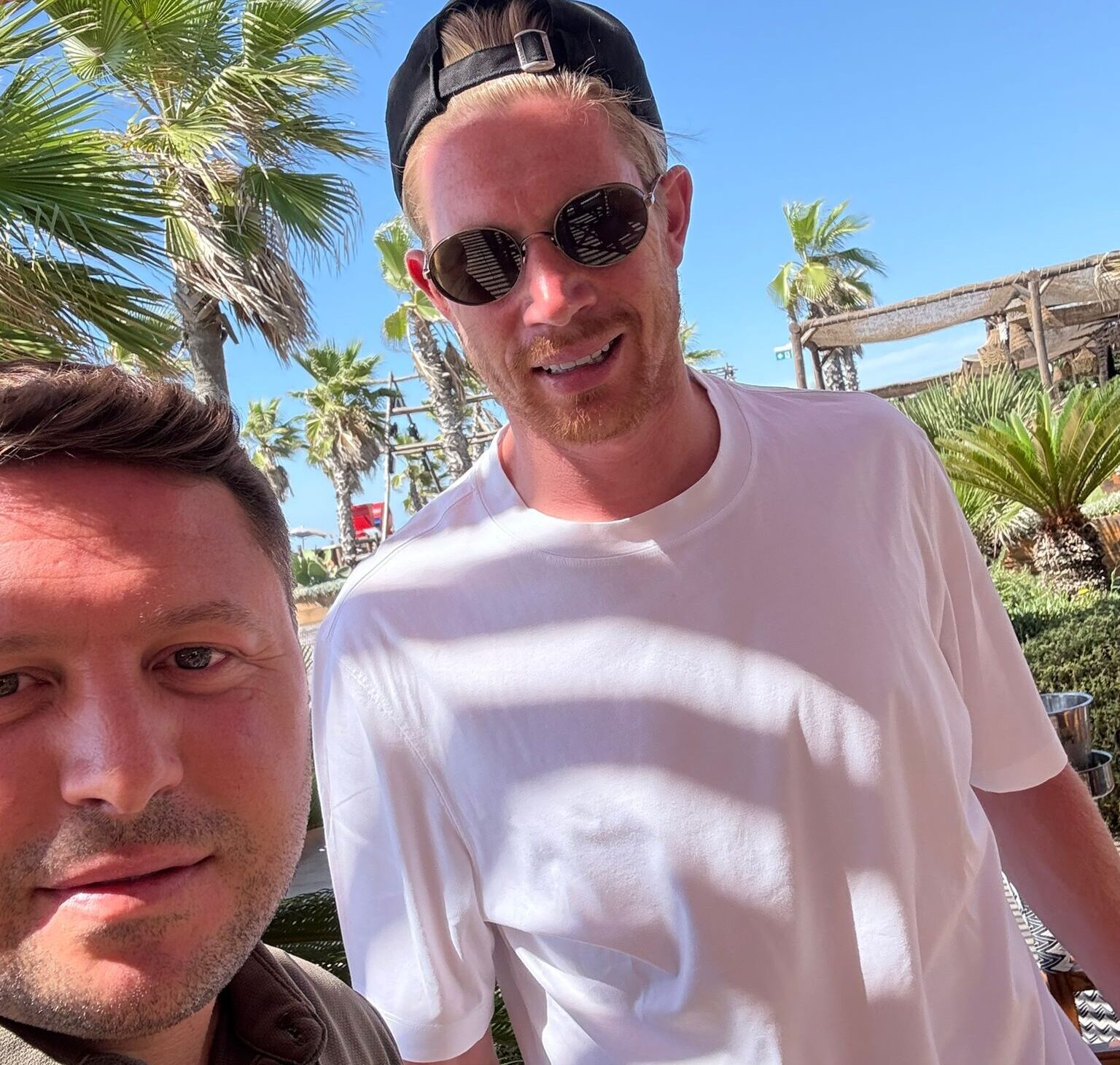 Kevin De Bruyne, relax in riva al mare al Playa Luna di Varcaturo – LE FOTO