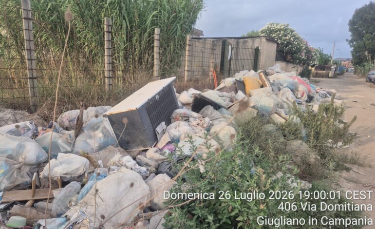 Discarica a cielo aperto a Licola «Rifiuti gettati da oltre un mese» – LE FOTO
