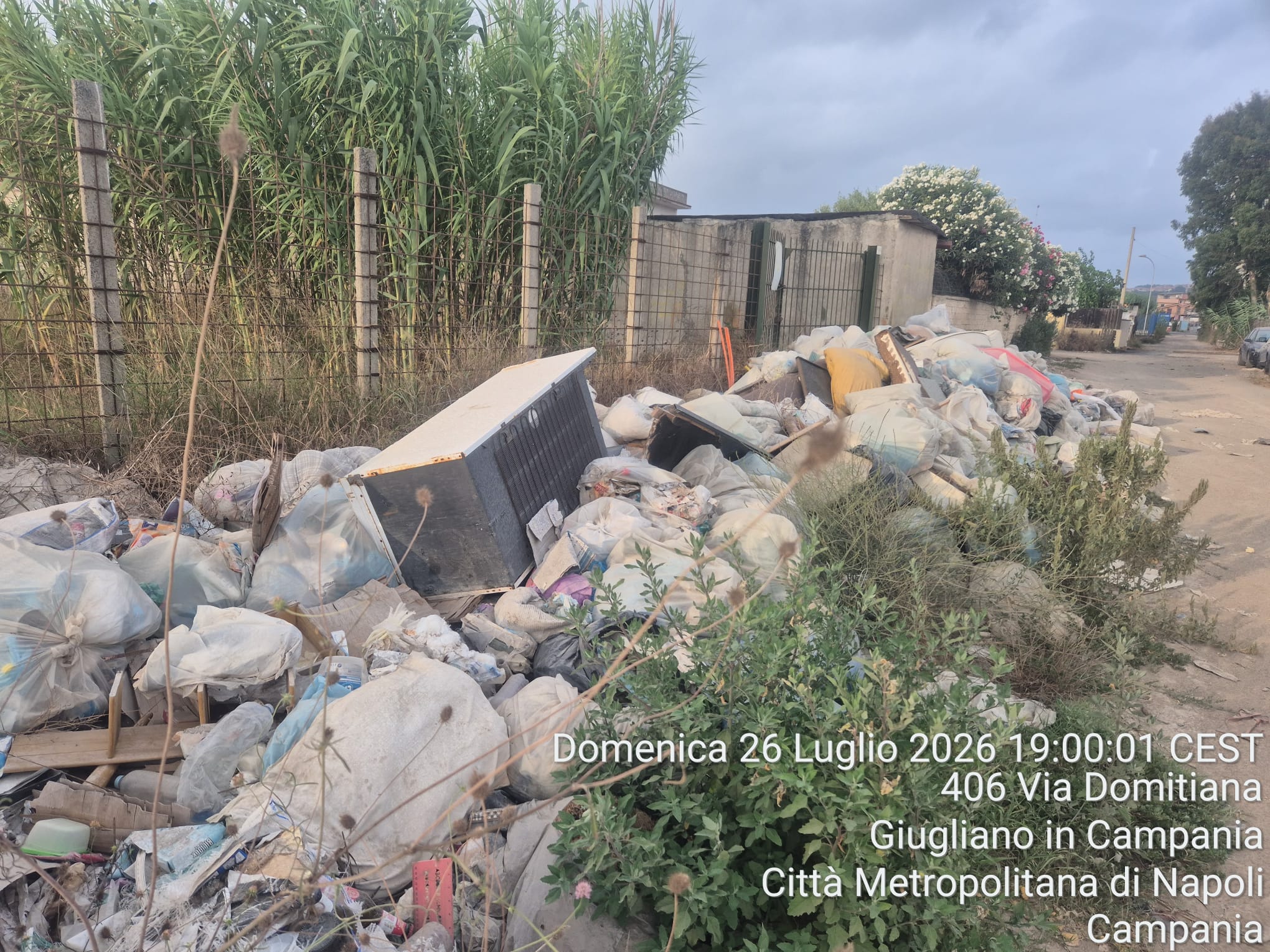 Discarica a cielo aperto a Licola «Rifiuti gettati da oltre un mese» – LE FOTO