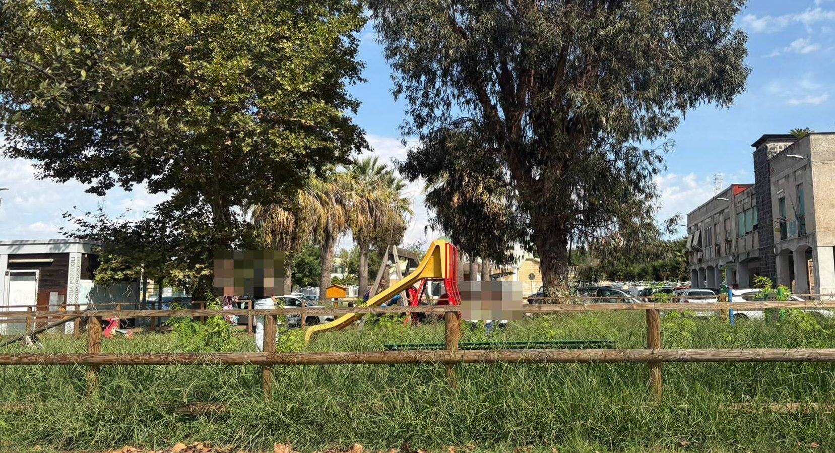 POZZUOLI/ Degrado a Licola Borgo: bambini costretti a giocare tra erbacce, sporcizia e topi