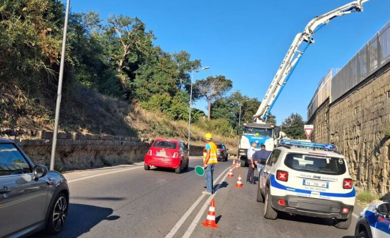 POZZUOLI/ Camion blocca la strada per un getto di cemento abusivo